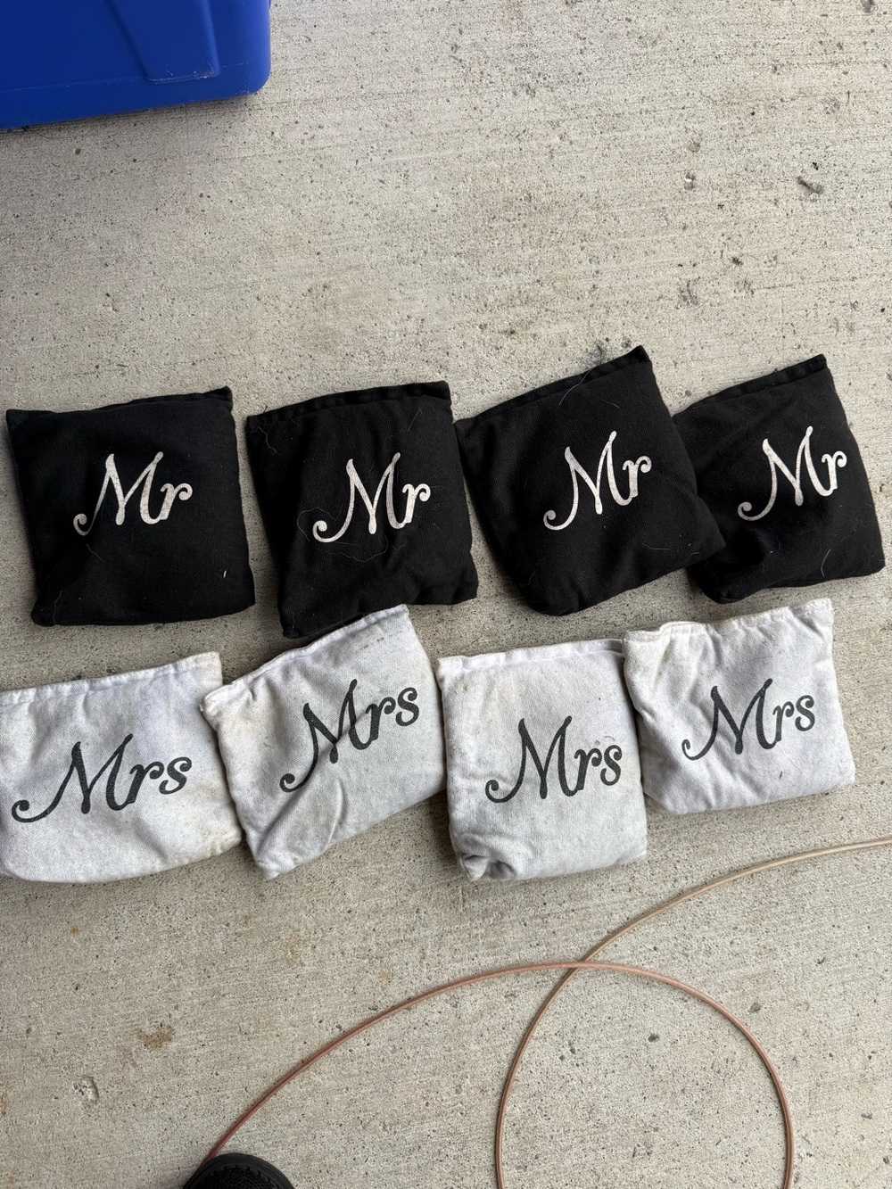 Mr & Mrs cornhole bag Set - Black and White